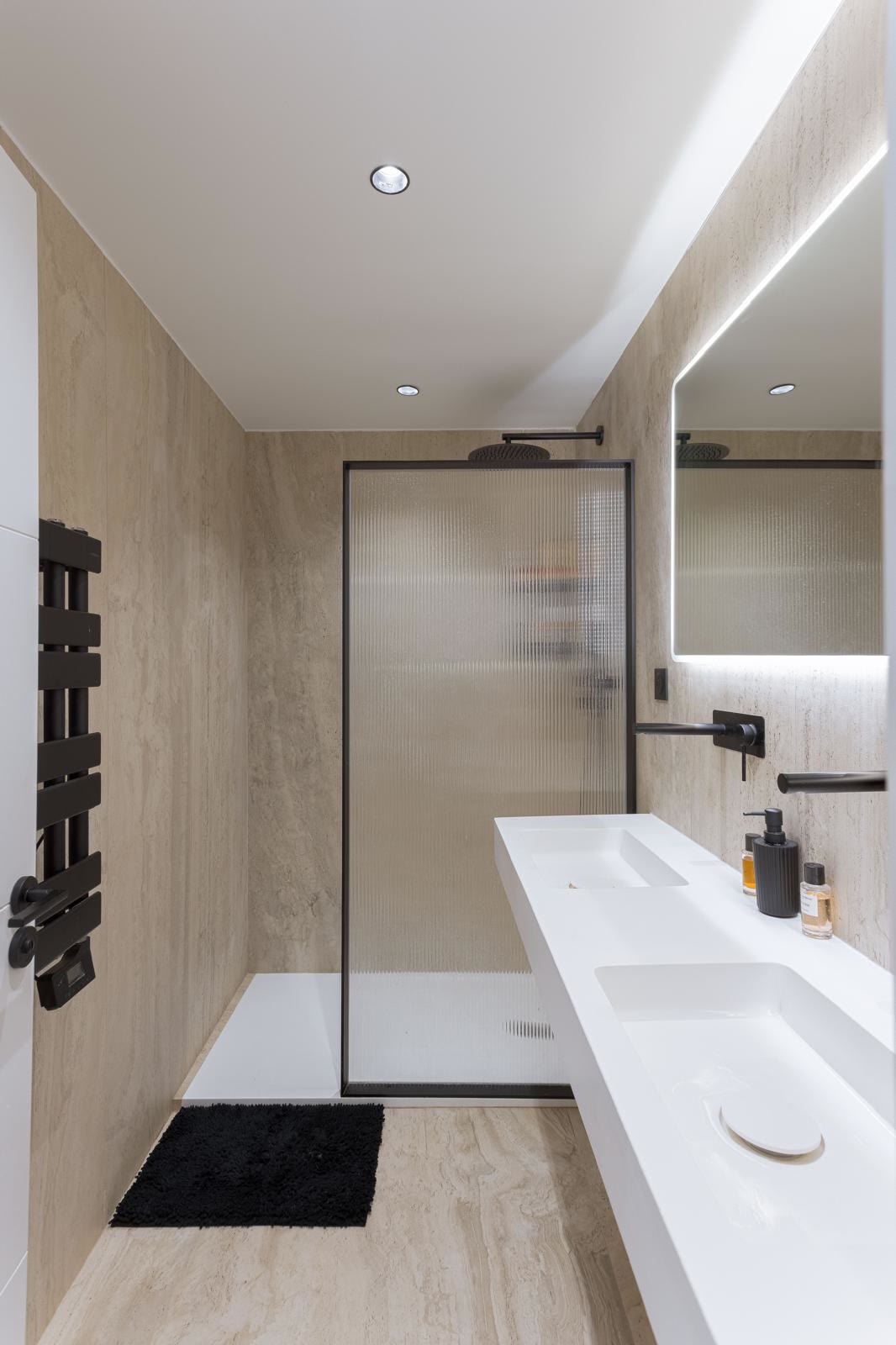 Douche à l'italienne, verrière et sèche-serviettes design