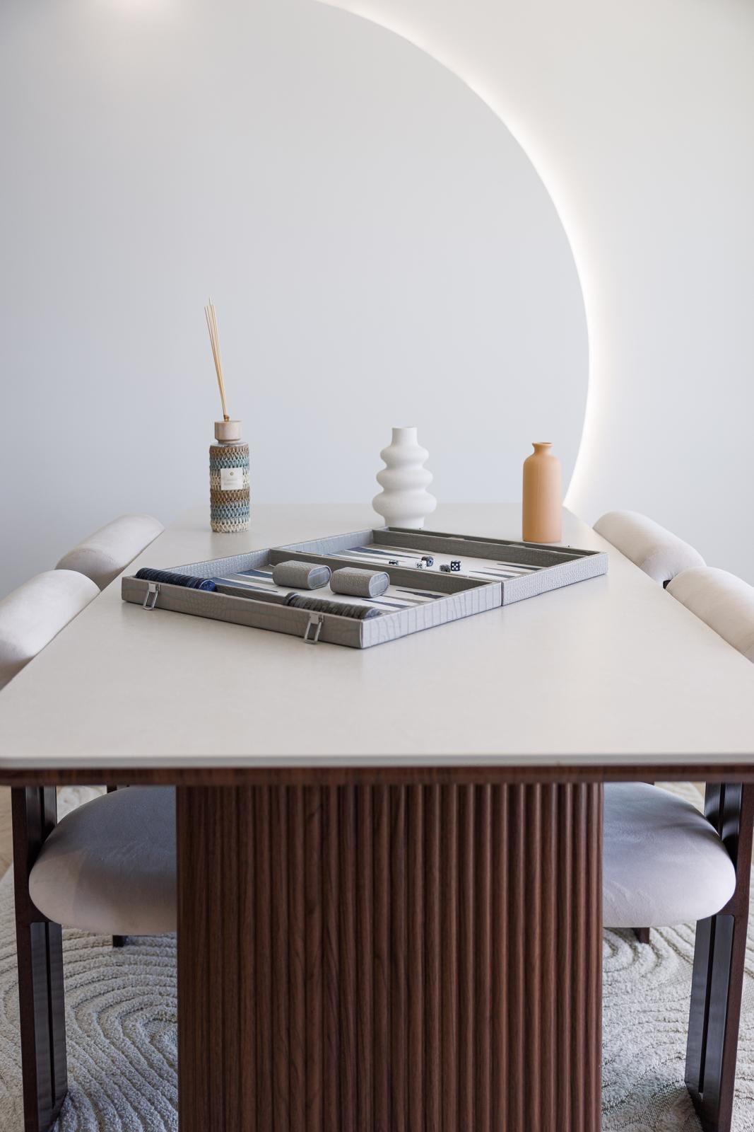 Table de backgammon et mobilier signature