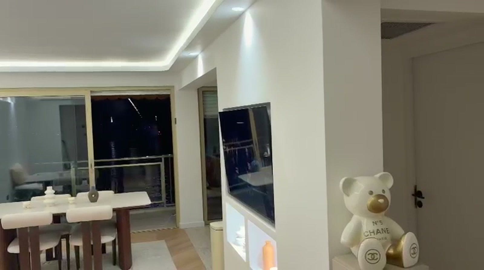 Séjour avec télévision et décoration signature