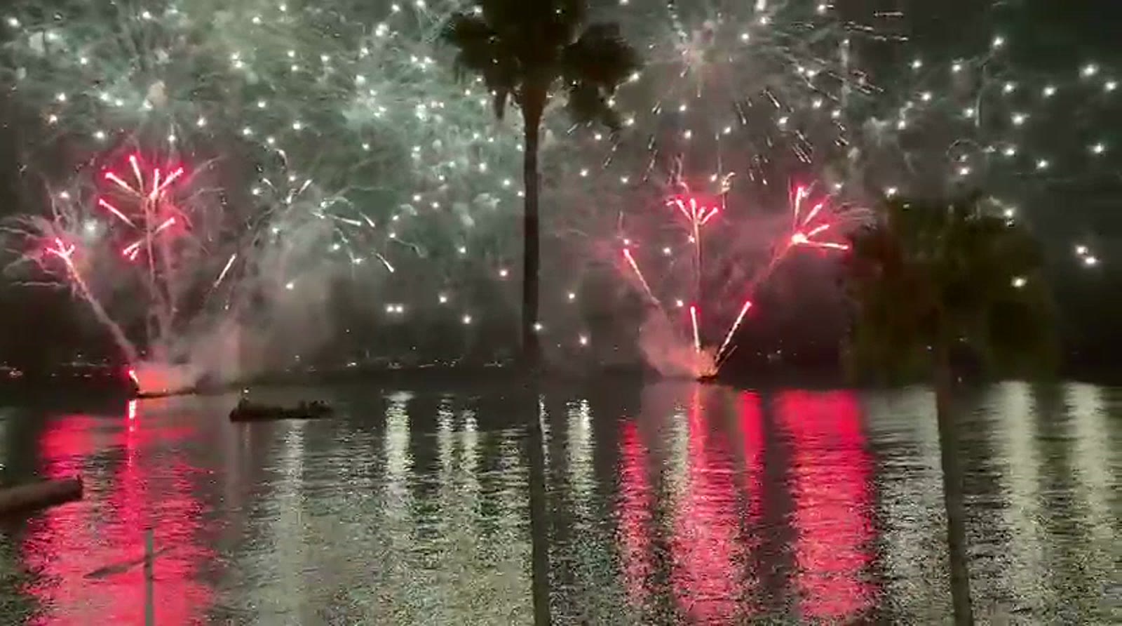 Feu d'artifice sur la baie depuis la terrasse